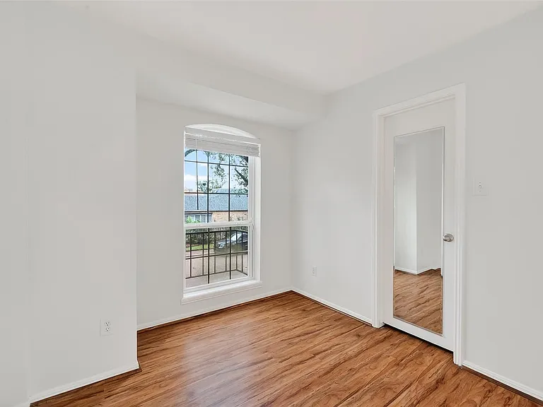 500 N Post Oak Ln — Photo 34