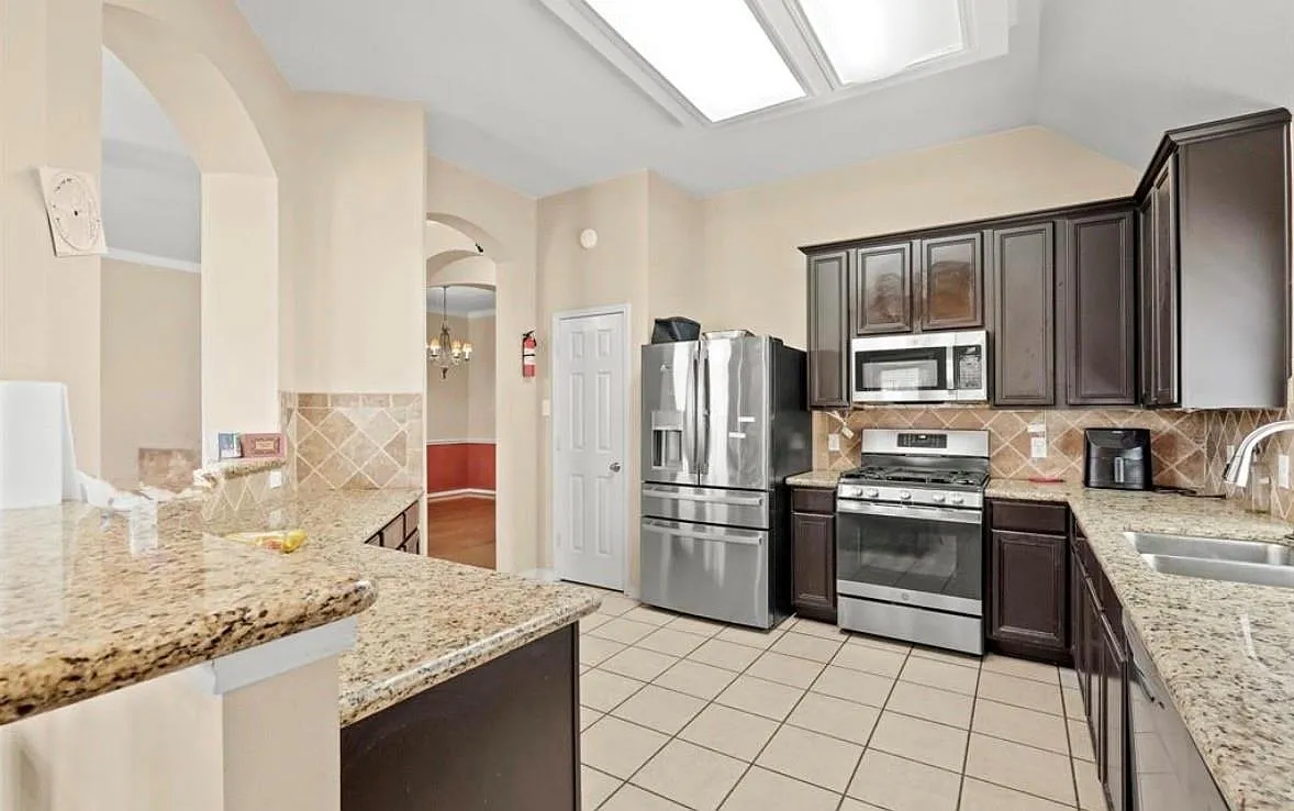 4 bed, 2.5 bath, 2422 sqft, $2,650 — Photo 4