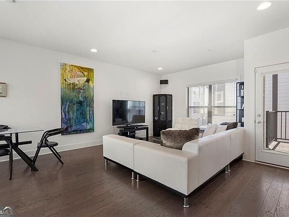 3rd image of 61 Moda Ln