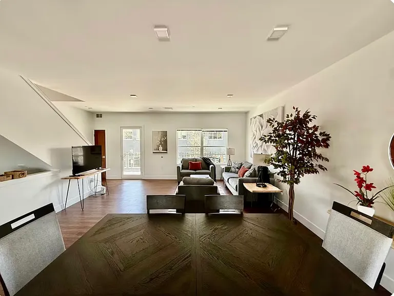 727 Front St — Photo 4