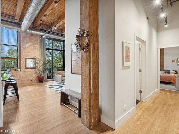 3rd image of 1750 N Wolcott Ave APT 206