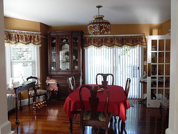 3rd image of 137 Bay Ave