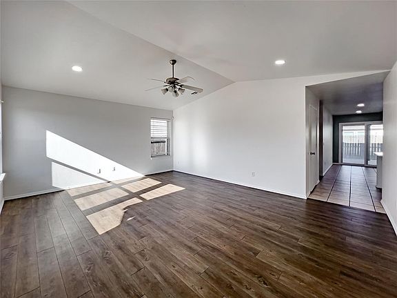 5th image of 413 Dayflower Ln