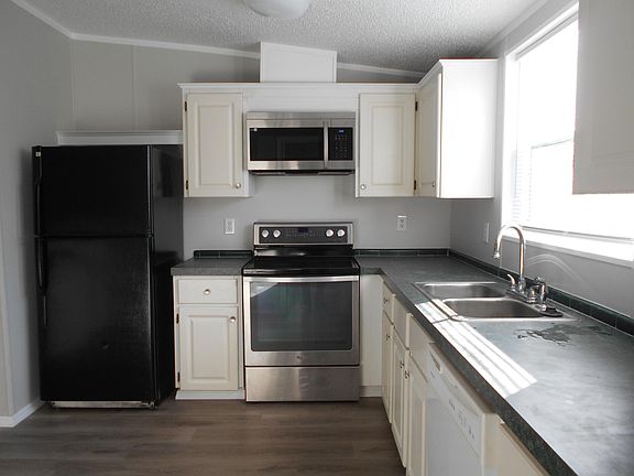 Efficient & bright kitchen with new microwave & new, easy-maintenance LVP flooring!