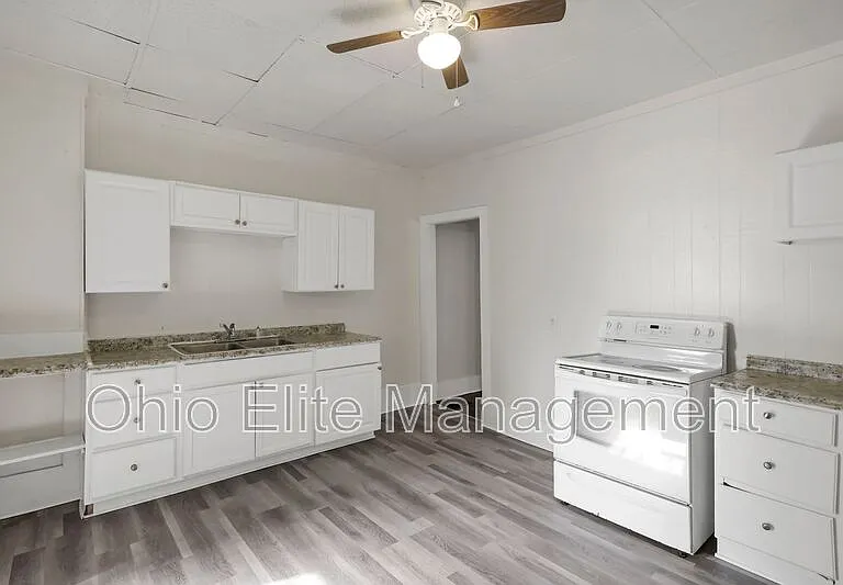 2709 Sullivant Ave — Photo 1