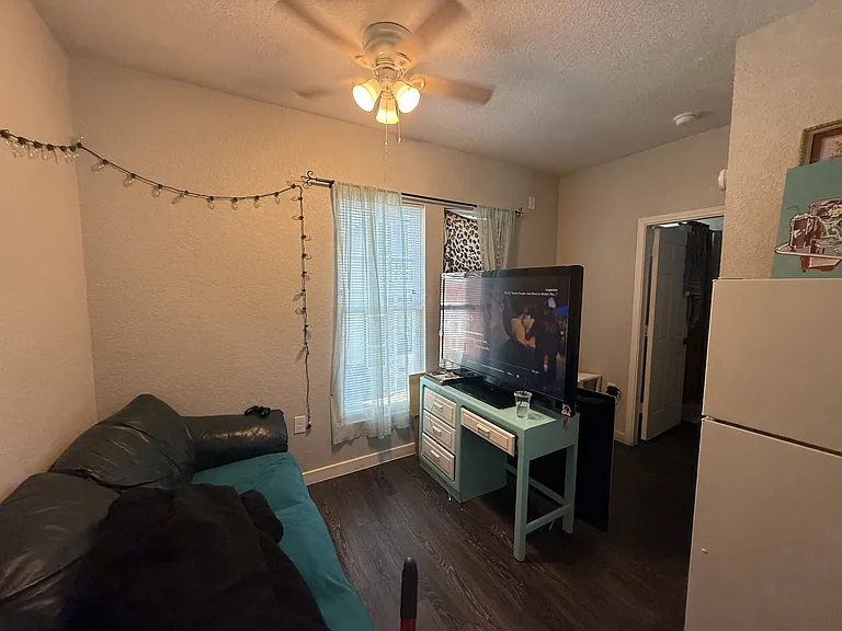 330 Barrett Pl — Photo 2