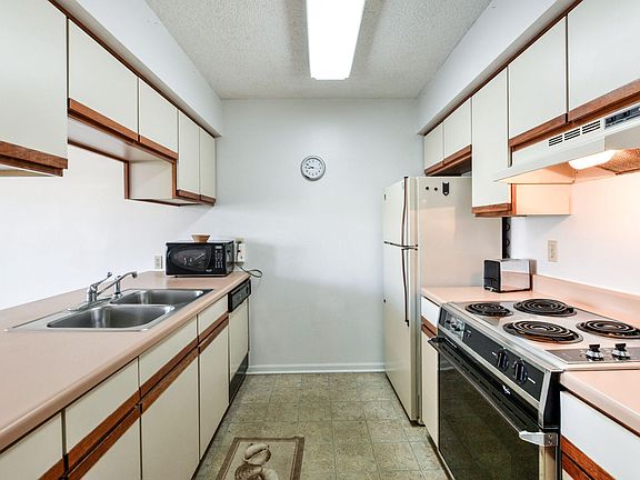4th image of 257 Clubhouse Dr APT 13