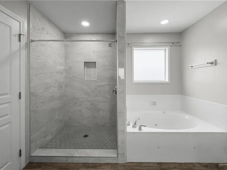 2711 Leslie St — Photo 15