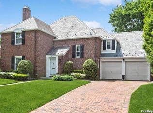 84 Brixton Rd, Garden City, NY 11530