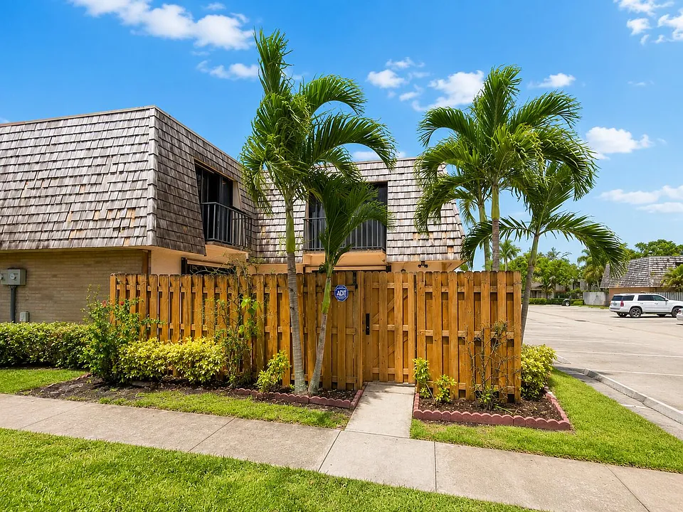 219 Lake Arbor Dr #219