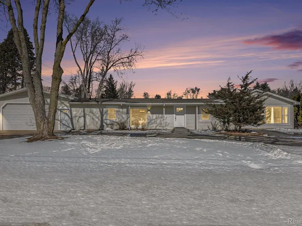 5390 Sunnyside Dr, Clarkston, MI 48346