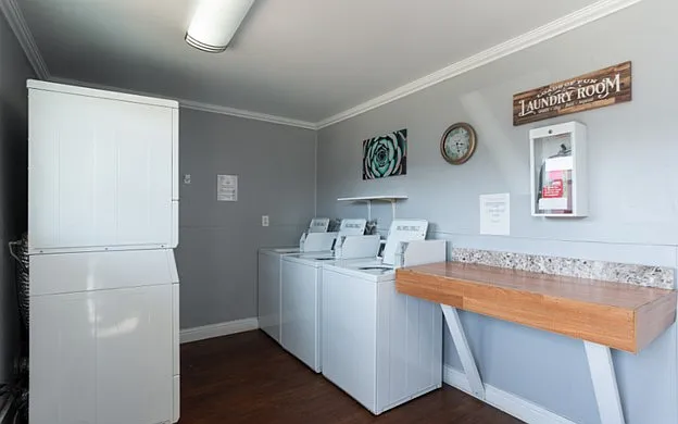 Villa Grove Apartments — Photo 10
