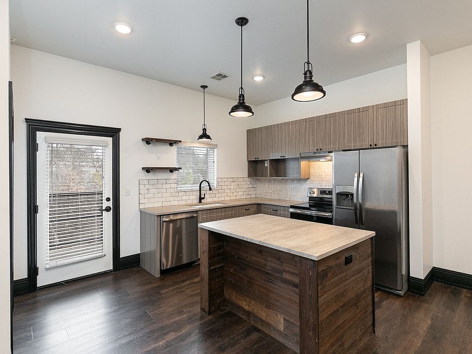 Welcome to Quarry Town Apartments, where modern elegance meets comfort. Enjoy spacious layouts, sleek finishes, and top-of-the-line appliances in a prime location. Make your next move the best one yetschedule a tour today!