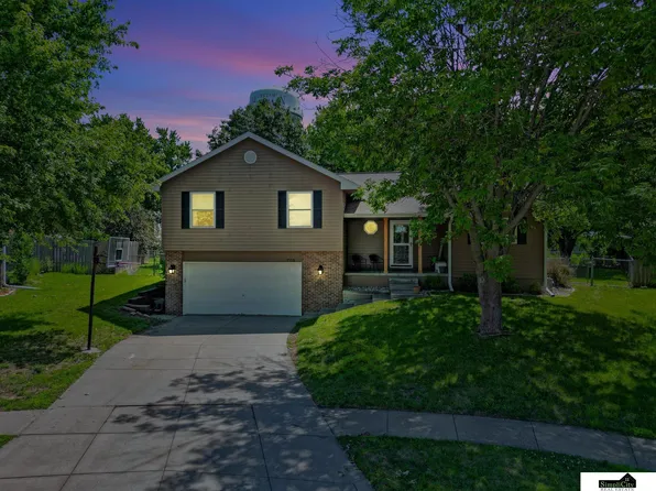 709 Schooner Ct, Hickman, NE 68372