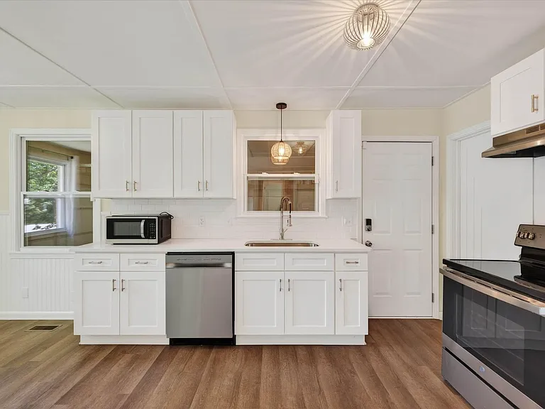 37 Hillsboro Rd — Photo 12