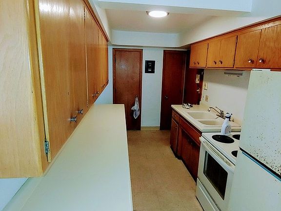 3rd image of 460 Pierce St N APT 3