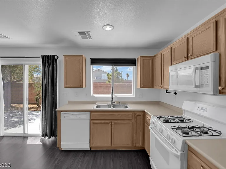 5079 Desert Dandelion Ct — Photo 10