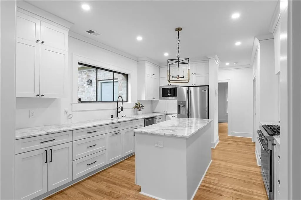 3 bed, 2.0 bath, 1903 sqft, $4,000 — Photo 1
