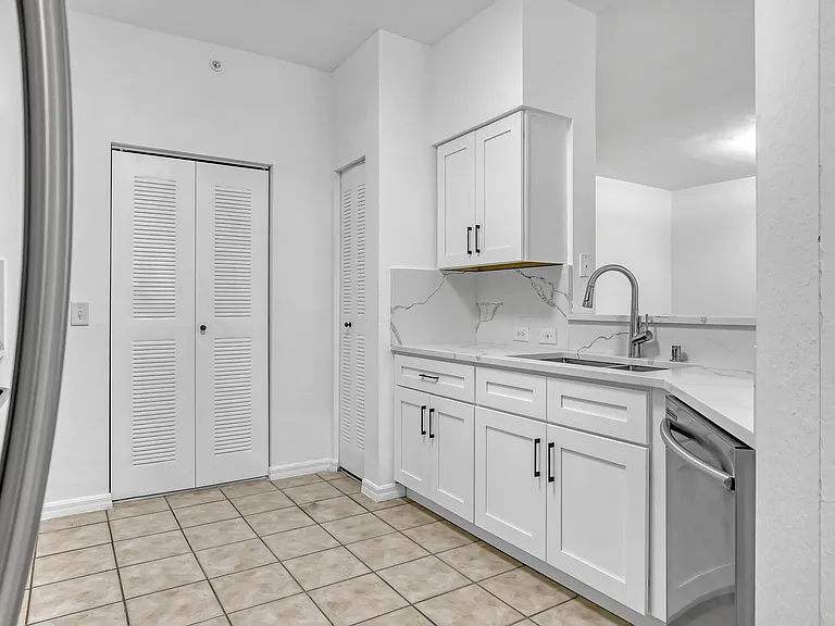 340 Crestwood Cir #302 — Photo 8