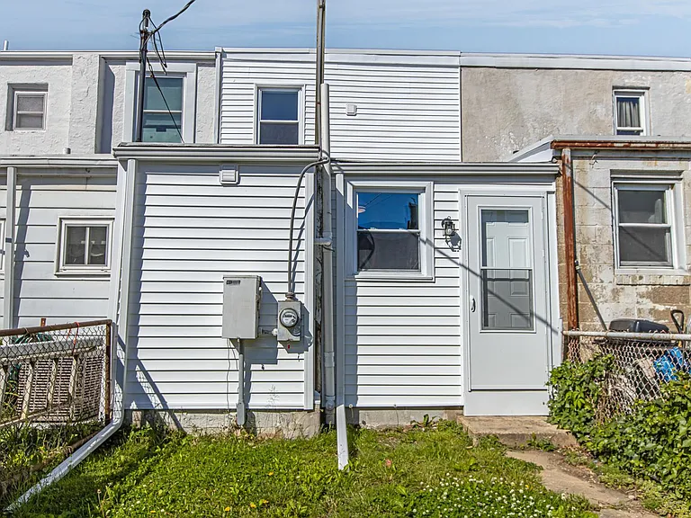 733 Center St — Photo 26