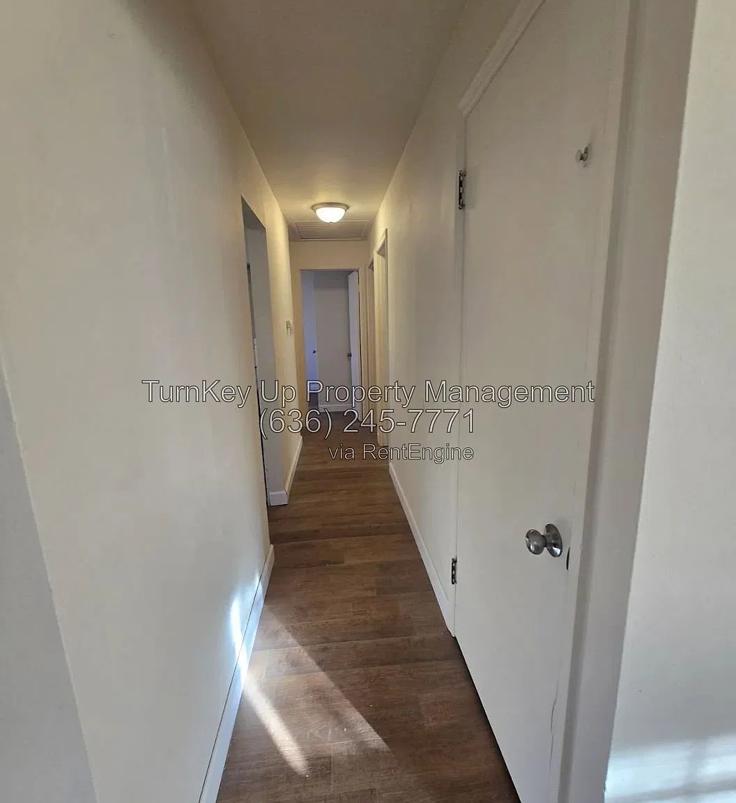 3 bed, 1.0 bath, 911 sqft, $1,350 — Photo 3