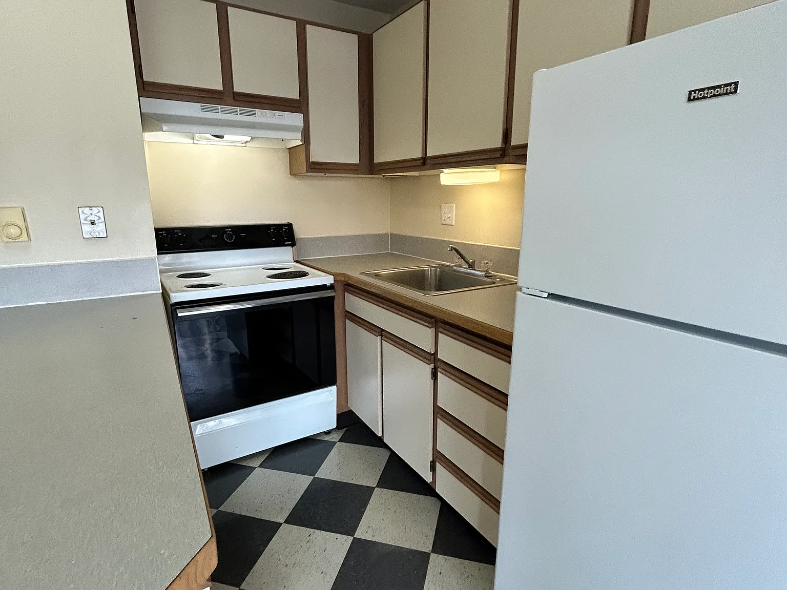 2 bed, 740 sqft, $1,800 — Photo 3