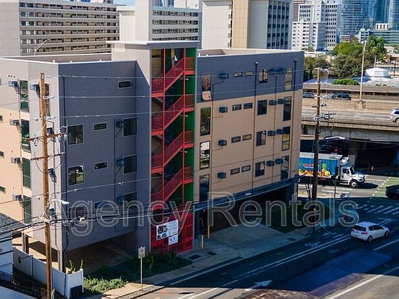 3rd image of 1407 Pensacola St #406