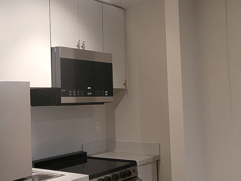 Pollyanna Apartments — Photo 11