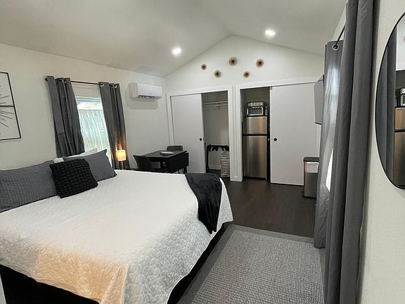 3rd image of 2827 3rd Ave S #1