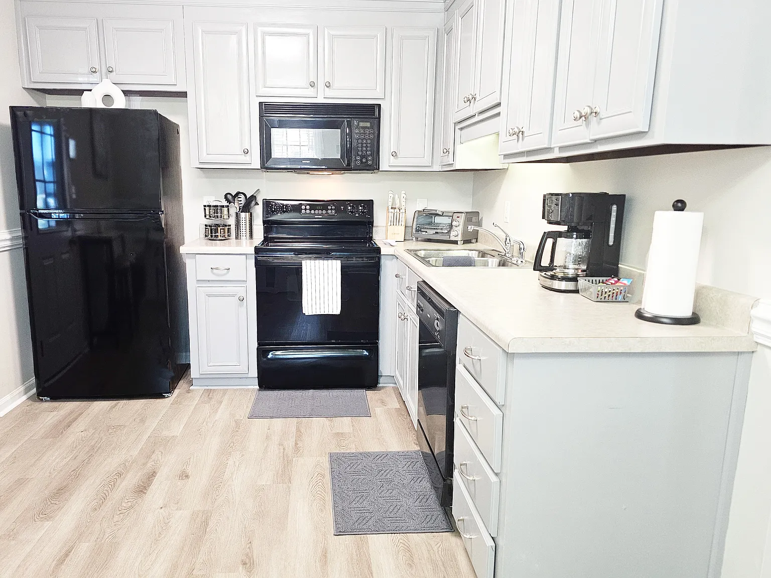 123 Coronation Dr — Photo 2