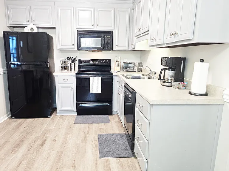 123 Coronation Dr — Photo 2