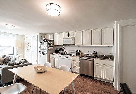 2nd image of 415 Sackett St #1