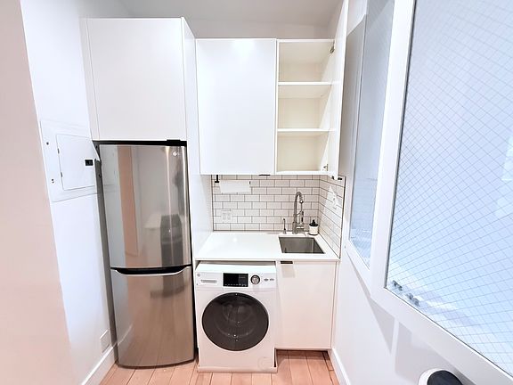 5th image of 625 E 6th St APT 8