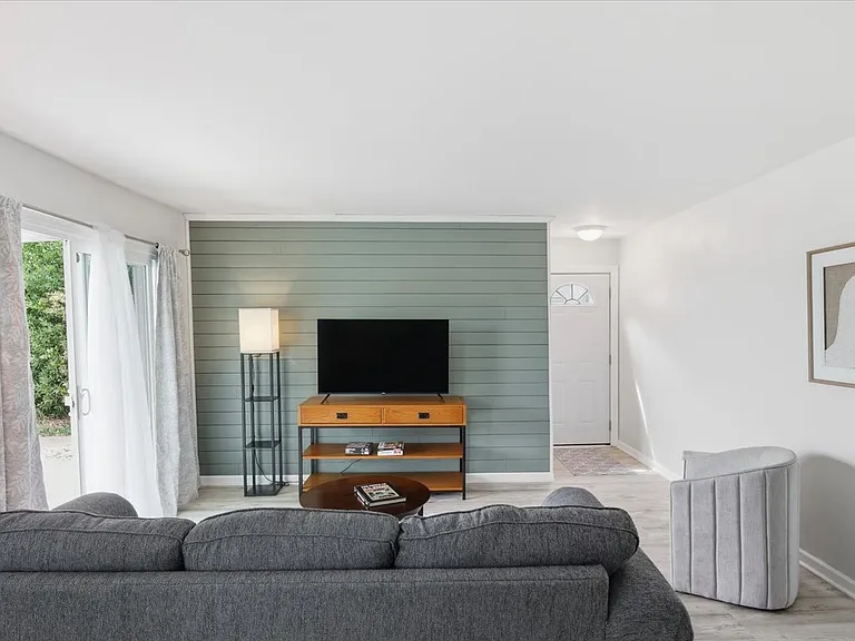 3811 Pretty Lake Ave #B — Photo 4