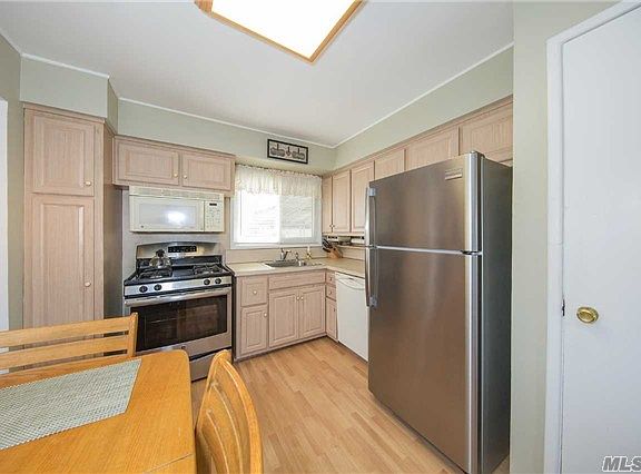 5th image of 48 Larch St