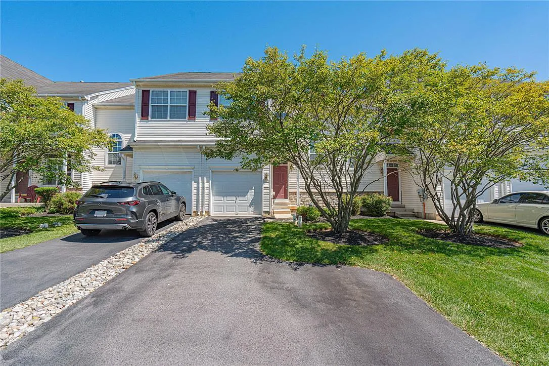 3 bed, 2.5 bath, 1440 sqft, $2,400 — Photo 3
