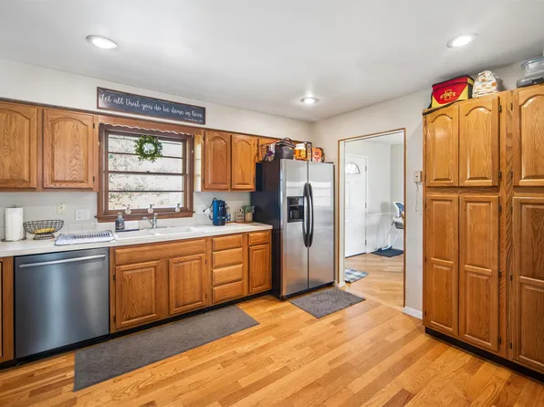 7123 Garrison Rd, Windsor Heights, IA 50324
