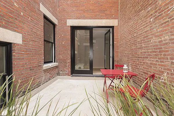 Rented by Perry Associates NYC Inc | media 20