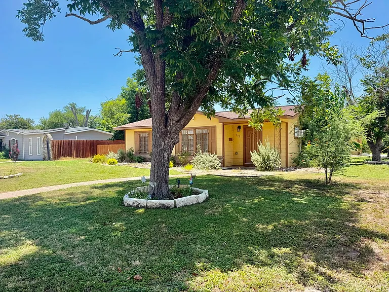 302 Ryan Dr — Photo 3