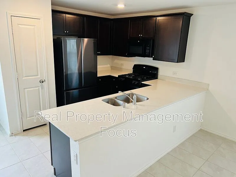 3 bed, 2.0 bath, 1475 sqft, $2,025 — Photo 2