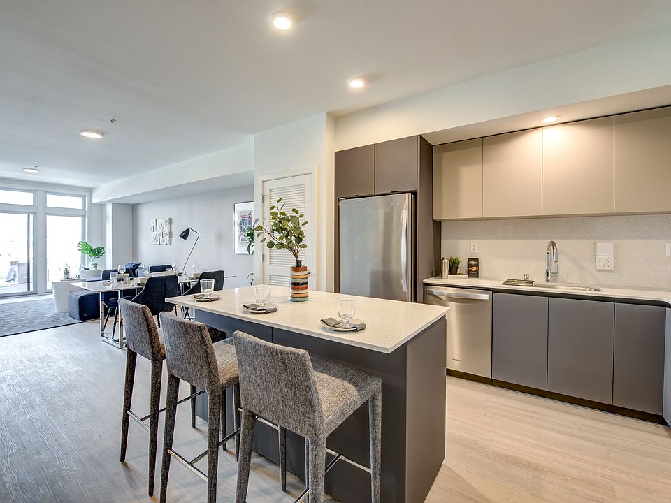 1st image of 515 W Broadway #3927303