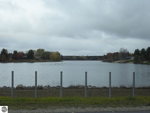 4th image of 529 Gitchegumee Dr
