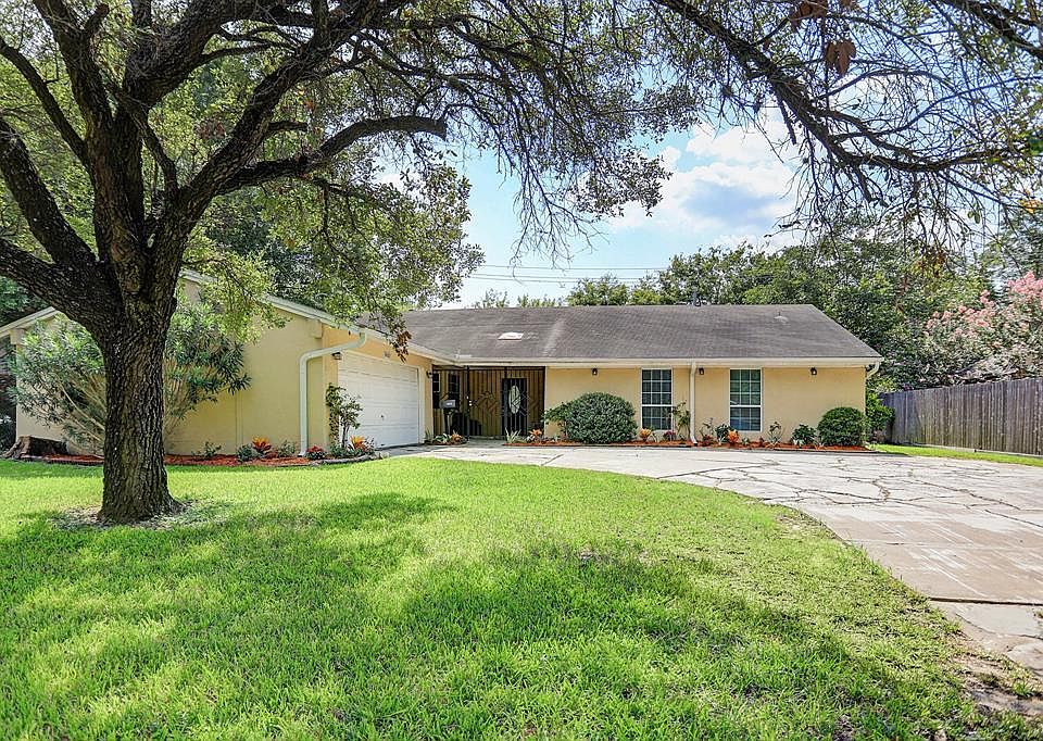 Spacious 4 bed/ 2 bath home. NO GARAGE. Garage was turned into studio apt and is occupied.