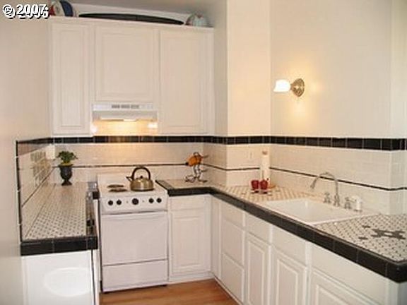 Beautiful kitchen w/ hex tile, eating area