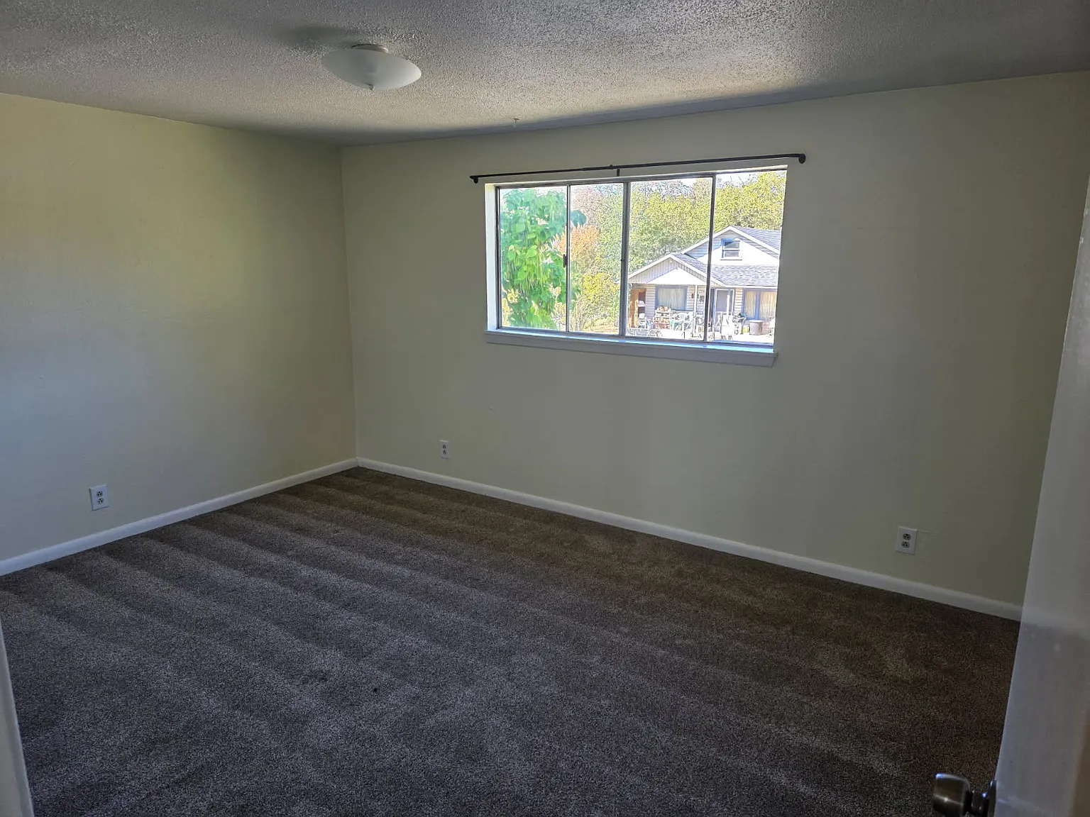 2 bed, 1.5 bath, 1000 sqft, $1,250 — Photo 2