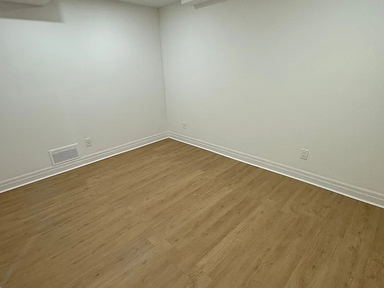 23 Chatsworth Ct #LOWER — Photo 9