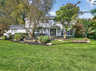 39 Hummingbird Drive, East Hills, NY 11576