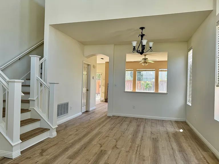507 Treyburn Cir — Photo 2