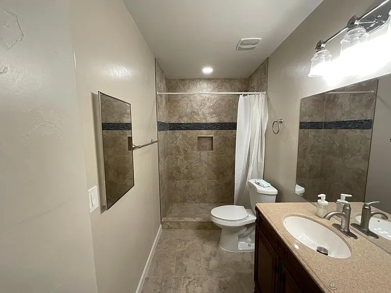 1214 E Elm St — Photo 16