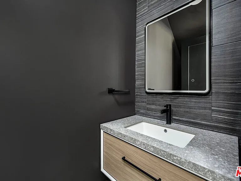 107 S Flores St #1/2 — Photo 9